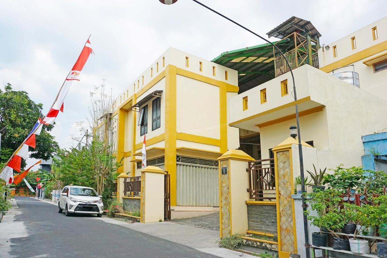 Oyo 91580 Kost Bougenville Syariah Madiun Exterior foto