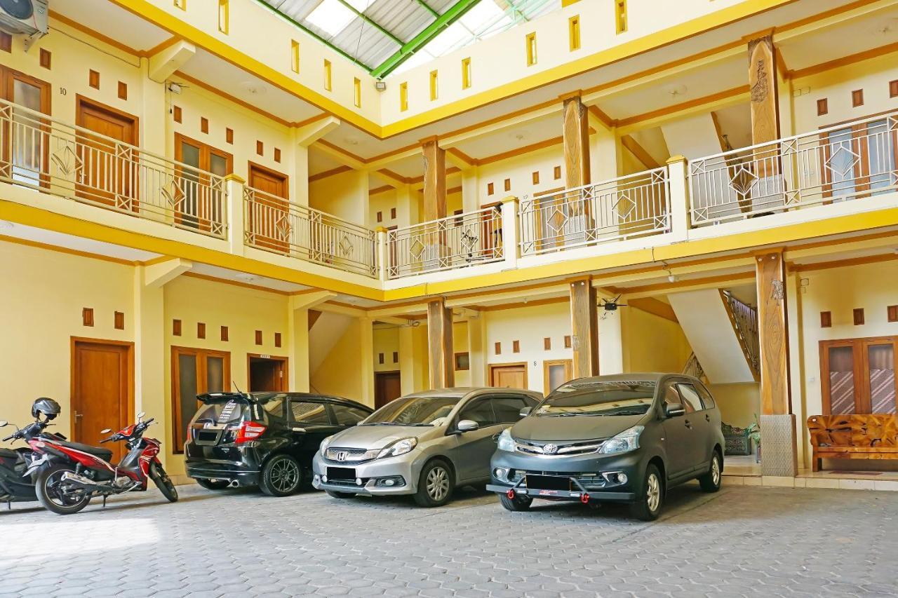 Oyo 91580 Kost Bougenville Syariah Madiun Exterior foto